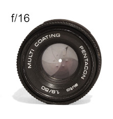 Photo of camera lens and aperture. Extract from a big (1) and a small (2) aperture by Mohylek CC BY-SA 3.0 Photo of camera lens and aperture. Extract from a big (1) and a small (2) aperture by Mohylek CC BY-SA 3.0